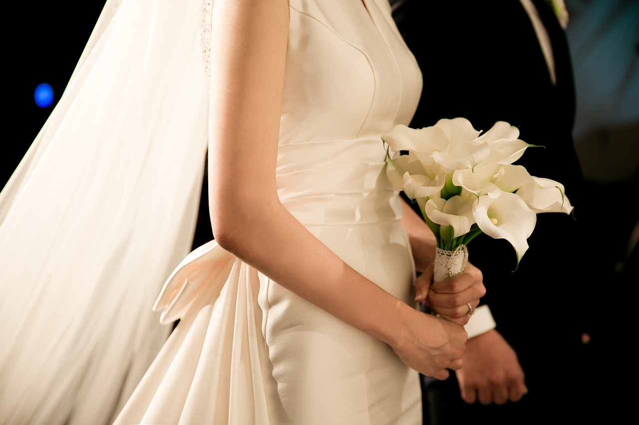 “简单婚礼主持人台词完整” 婚礼主持人讲话稿简单？