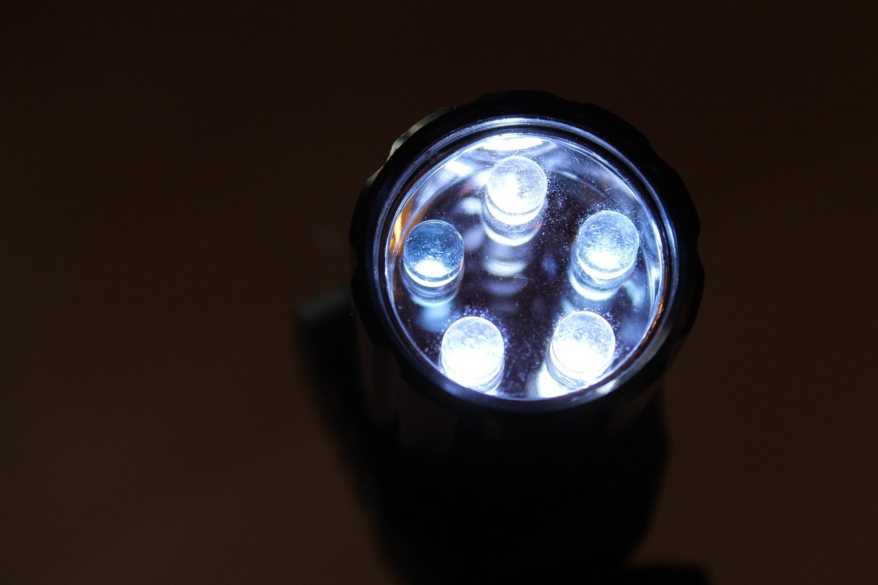 led灯与节能灯瓦数对比〃led灯与节能灯亮度对比照 led灯与节能灯瓦数对比〃led灯与节能灯亮度对比照